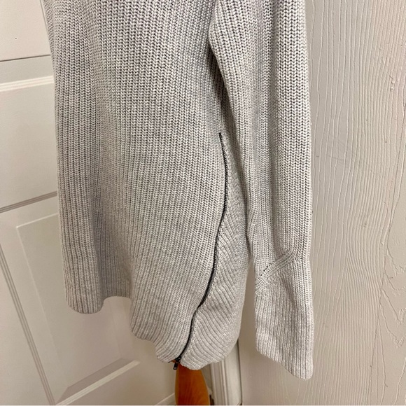 Cabi V Pullover Sweater 3531 I4 - Picture 4 of 8